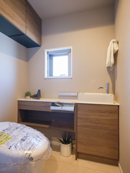 洗練されたお部屋にぴったりなデザイン性の高いレストルームです。小窓からの採光性も高く、スマートなタンクレストイレとホテルライクな手洗いカウンター付きです。