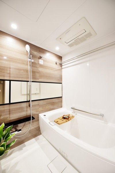 浴室はお掃除らくらくな機能が搭載されており、お手入れもしやすく便利です。浴室暖房乾燥機も完備しておりますので、梅雨時のお洗濯物の乾燥などにも便利にお使い頂けます。