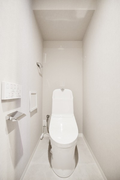 TOTO製ウォシュレット一体型のトイレはお掃除しやすい機能が搭載されており、清潔に保てます。深く広いボウルでお子様でも手洗いしやすいです。