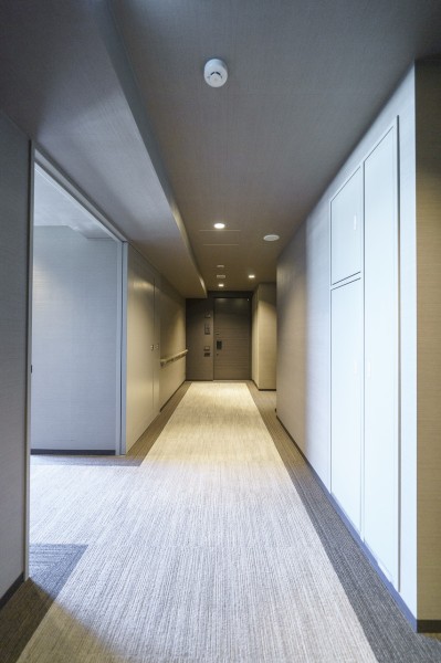 エレベーターを降りてお部屋へと続く廊下は、ホテルライクな内廊下設計です。外気の影響を受けにくく、プライバシーも守られやすいです。