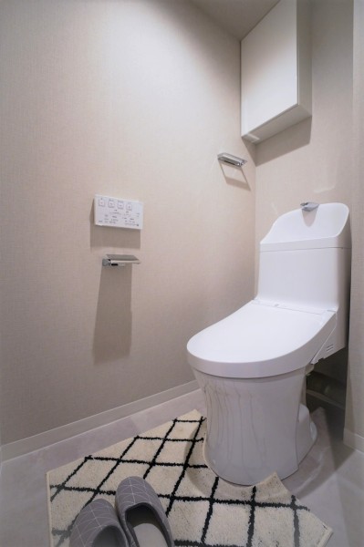 TOTO製ウォシュレット一体型のトイレはお手入れ楽々な機能も搭載されており、お掃除も楽々です。吊戸棚も設置致しましたので小物もしっかりと収納できます。