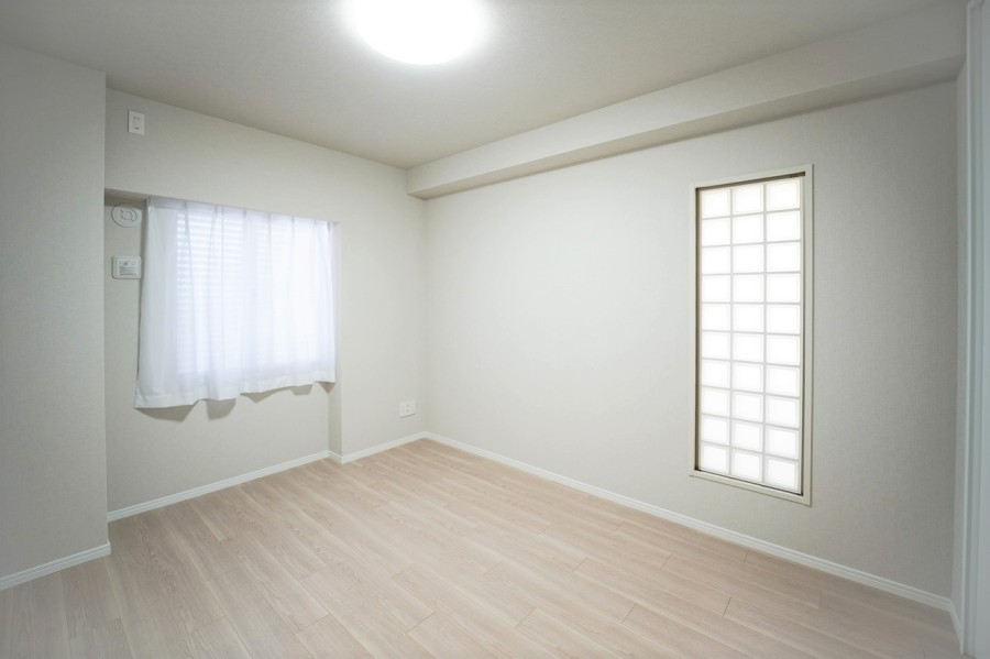 洋室1（約6.0帖）にはガラスブロックも設置されており、優しい光が入ります。床暖房も設置されていますので、冬も快適にお過ごしいただけるお部屋です。