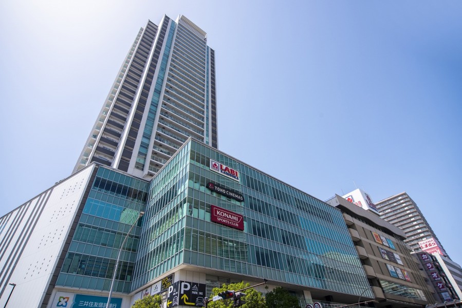 地上34階建て、大規模商業施設「ミオカ」と一体の利便性のあるタワーマンションです。