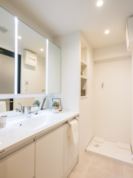 三面鏡裏や足元の収納スペースが豊富な洗面化粧台です。洗面横の棚はリネン類や洗剤などの収納に便利です。