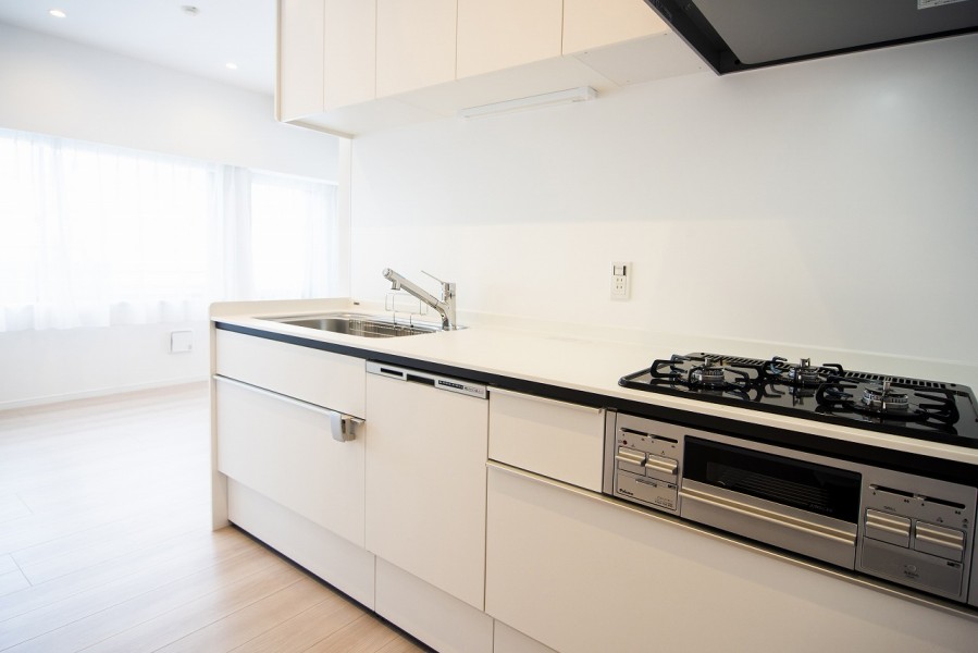 LIXIL製システムキッチン（食器洗浄乾燥機付）を新規設置。白を基調とした明るいキッチンです。