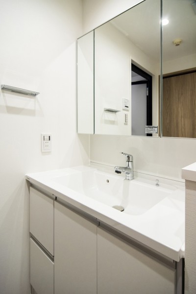 Panasonic製洗面化粧台を新しく設置した洗面室。白を基調とした清潔感のある空間です。