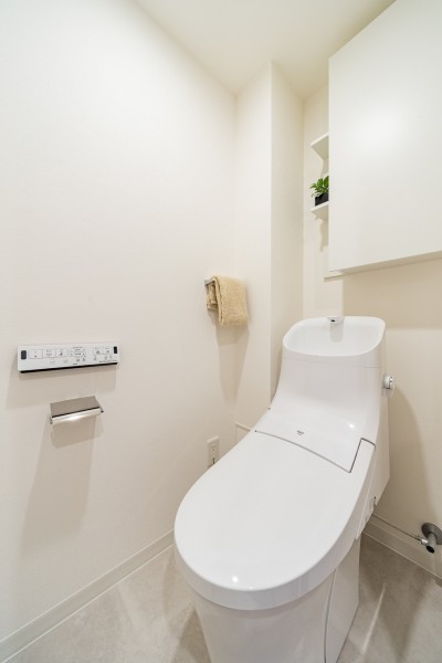 LIXIL製洗浄便座付トイレを新規設置。毎日使う場所だからこそ、清潔感と使いやすさを考慮したレストルームです。
