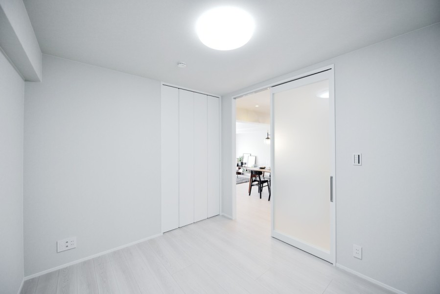 洋室2（約4.9帖）は半透明の扉を採用しておりますので、リビングからの優しい光を取り入れます。凹凸の無いお部屋ですので、家具の配置もしやすくリビングから様子も見やすいので子供部屋にもおすすめです。