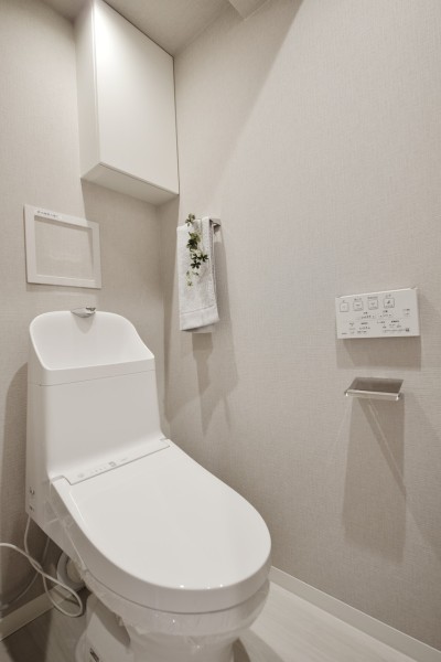 TOTO製ウォシュレット一体型のトイレは、お掃除が楽々な機能も搭載しており、使う人も快適です。吊戸棚も設置致しましたので、お掃除用品などもすっきり収納出来ます。