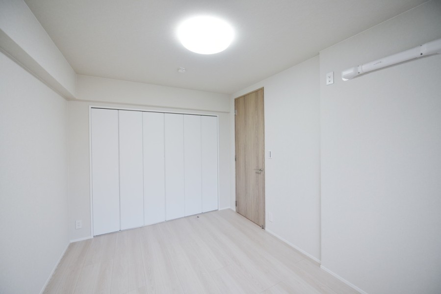 洋室1（約6.3帖）は静かに心や体を休めることができる主寝室にいかがでしょうか。シンプルな内装なので、お好みのインテリアや照明で安らぎの空間を演出して頂けます。