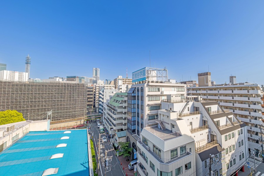 バルコニーからの眺望は、横浜のシンボル、ランドマークタワーが見えます。
