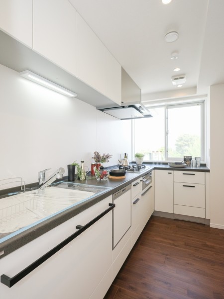 お料理に集中できる壁付けタイプのキッチンです。光を取り込むのはもちろん、換気にも便利な窓つきです。作業スペースも広く収納豊富、家事時短に便利な食洗器を搭載しています