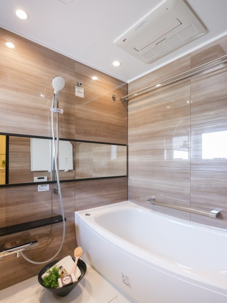 窓付きのゆとりあるバスルームは心と身体を癒すくつろぎの空間です。美しいカーブと全身を包み込むような入浴感が特長の浴槽を採用しました。