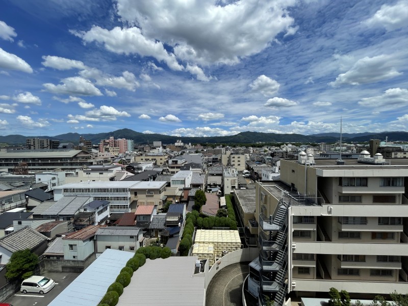 前面を遮る建物もないので、広々とした綺麗な空と、京都の街並みを眺めることが出来ます。五山送り火（妙法・大文字）も鑑賞可能なお部屋です。