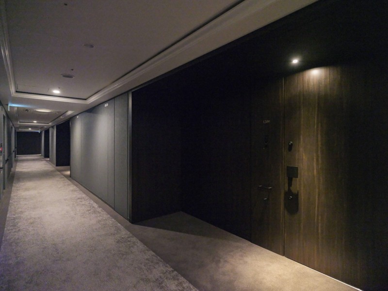 ホテルライクな内廊下設計のマンションです。防犯性が高く、プライバシーを大切にできます。