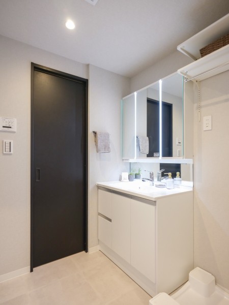 グレイッシュで大人モダンな空間が醸し出される洗面室。実用的な三面鏡は空間に美しく溶け込むスタイリッシュなデザインです。