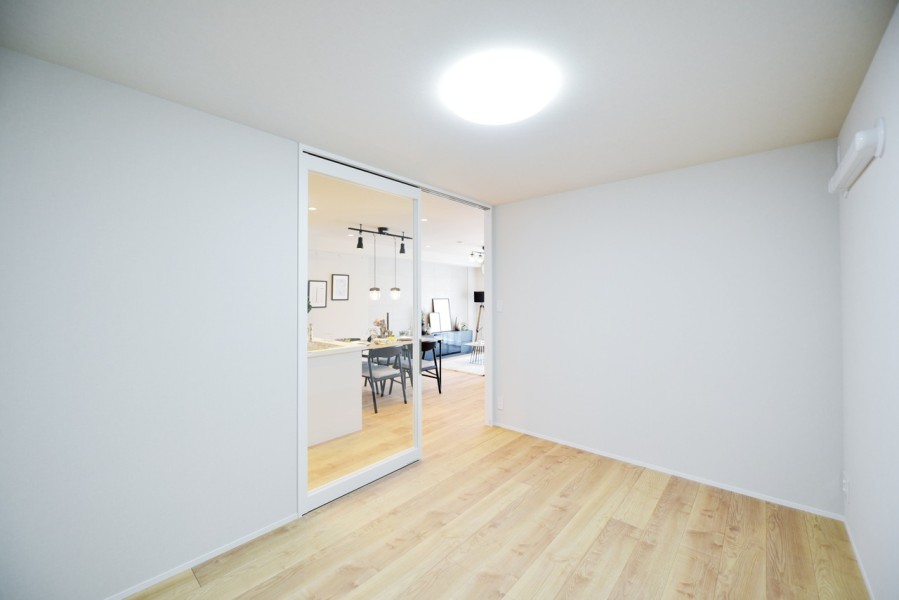 洋室2（約6.0帖）は透明の建具を使用して、適度に空間を仕切りながらも家族とのつながりを感じることができるお部屋になりました。リビングからの光も入りますので開放感もあります。