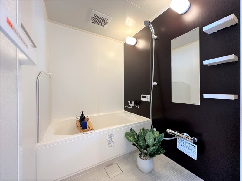シンプルで清潔感のある浴室です。水栓、シャワーヘッド、ホースなど交換済みです。