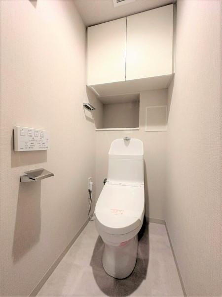 TOTO製ウォシュレット一体型のトイレ新規設置しました。吊戸棚も設置しましたので、小物類などの収納にも役立ちます。すっきりとした空間を保つことができます。
