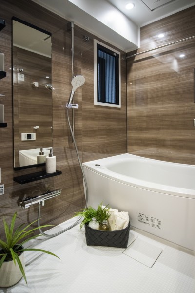 浴室にも窓があるので、自然光を採り込み換気にも嬉しいバスルームです。光沢のある木目調のパネルが、より一層くつろぎの空間へ誘います