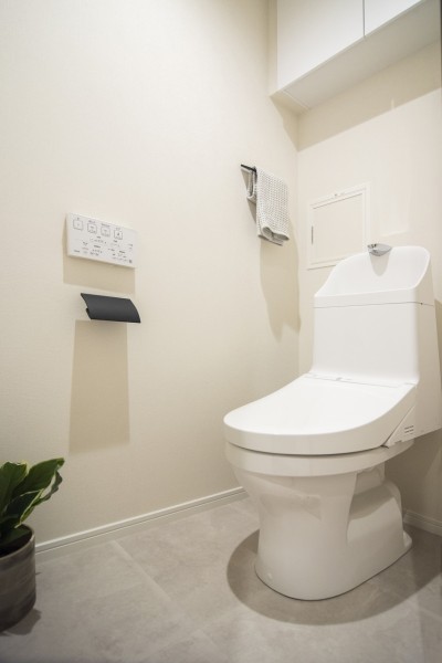 シックでまとめられたレストルームは安らぎのスペースです。ウォシュレット一体型のトイレは、お掃除の手助けをしてくれる便利機能が搭載されています