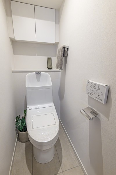 TOTO製洗浄便座付トイレを新規設置。トイレットペーパーなどの収納に便利な吊戸棚も備え付けております。