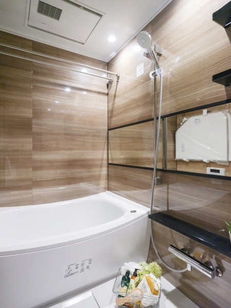 お風呂の気持ちよさ、掃除のしやすさ、どちらも兼ね備えたバスルームです。光沢感のある木目調のパネルが、より一層くつろぎと高級感を演出します。