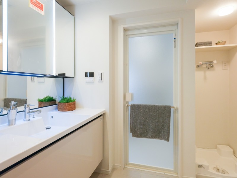 空間に美しく溶け込むスタイリッシュなデザインの洗面化粧台は、収納豊富な三面鏡付きのLIXIL製洗面化粧台を新規設置しました。