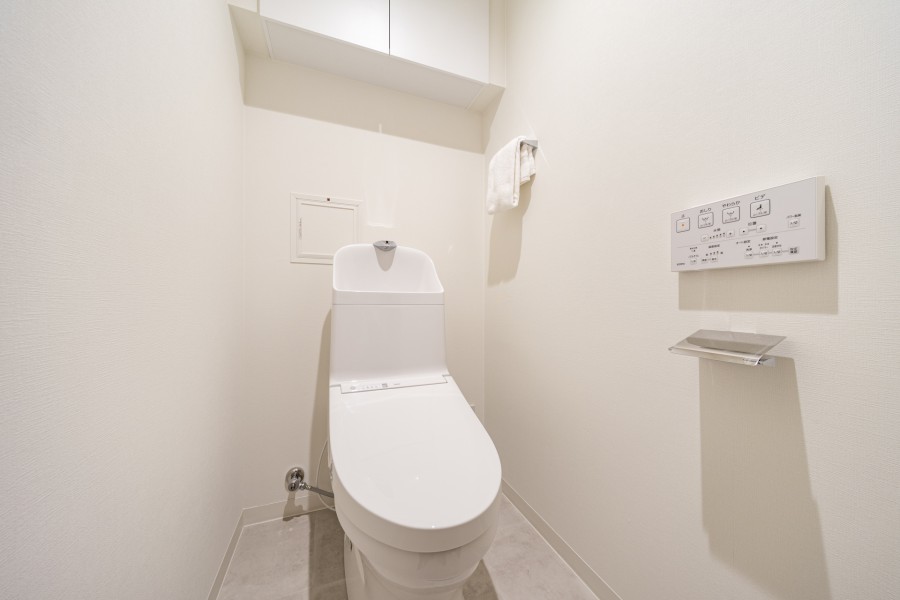 TOTO製ウォシュレット一体型のトイレも新規交換済みです。吊戸棚も設置しましたので、収納も便利です。
