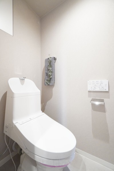 TOTO製ウォシュレット一体型のトイレ新規交換済みです。吊戸棚も設置しましたので、お掃除用品などの収納にも便利です。深型ボウルで手洗いもしやすいです。