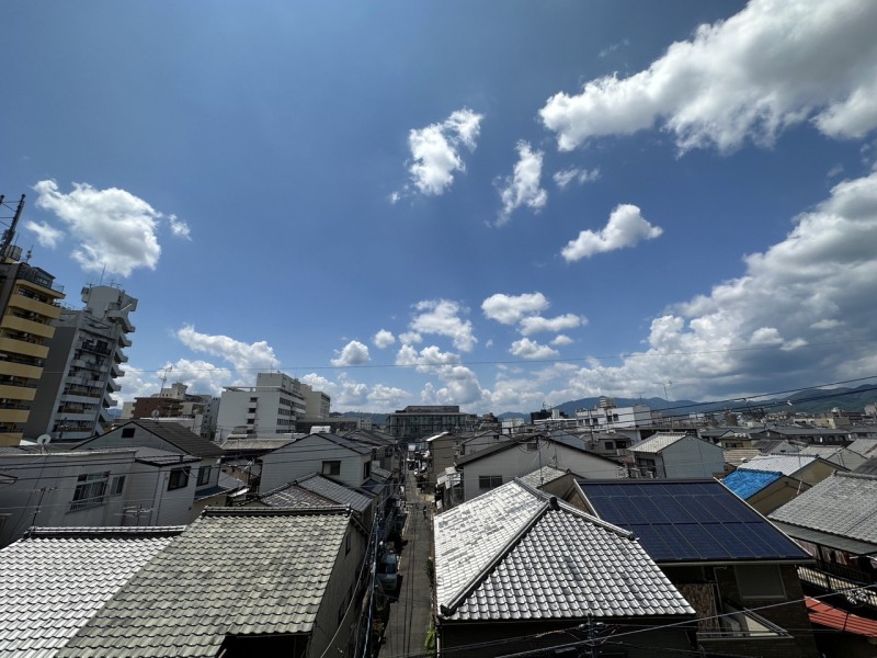 前面を遮る建物もなく、スッキリとした眺望が広がります。古き良き伝統を守っている京都の落ち着いた街並みを眺めることができます。