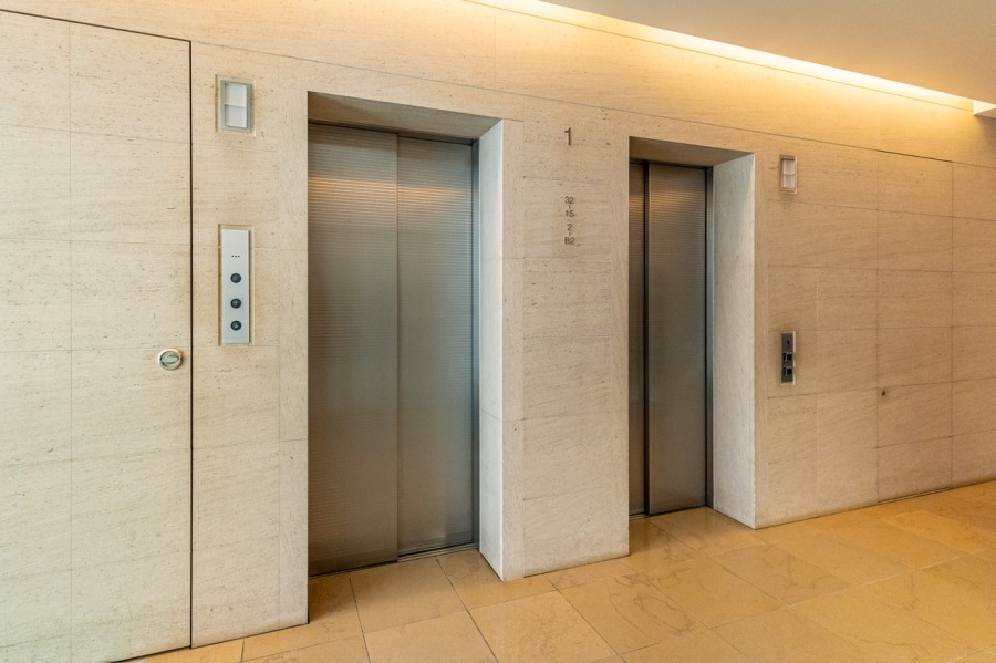 高層階行きのエレベーターは2基完備されています。朝や帰宅時なども混雑知らずで快適です♪