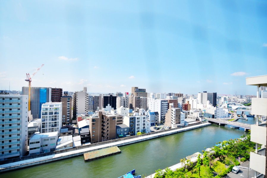 .道頓堀川を望む眺望があります。水と共に発展してきた「水都大阪」の景色を堪能出来ます。川の流れと植栽の緑で癒されます。大きな青空とのコントラストも美しいです。