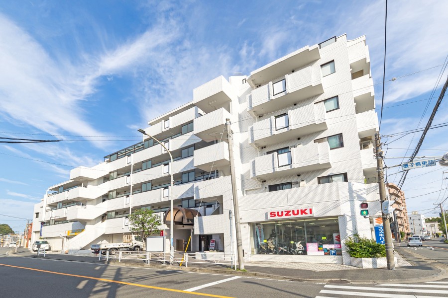 JR京浜東北・根岸線『根岸』駅徒歩10分。新耐震基準のマンションです。徒歩圏内には、スーパーなど商業施設もあるので買い物も便利です。