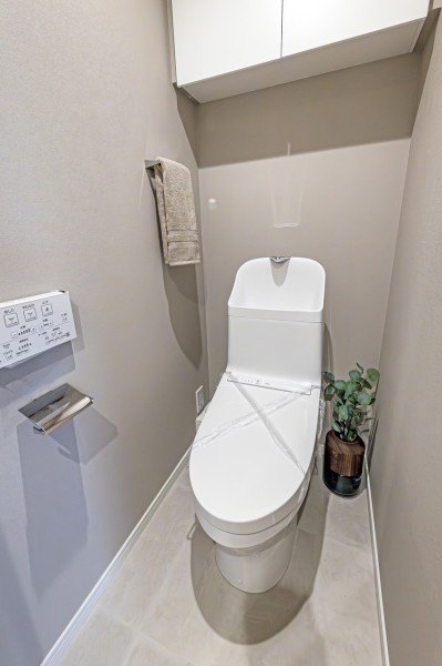 優れた節水効果や汚れが付きにくい便座など、ほしかった機能が揃ったウォシュレット一体型トイレです。背面には収納に便利な吊戸棚収納を備え付けました。