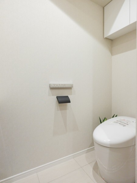 タンクレストイレやスティックリモコンでスタイリッシュな空間を演出したレストルーム。カウンターや手洗い水栓は実用的でうれしい設備です。