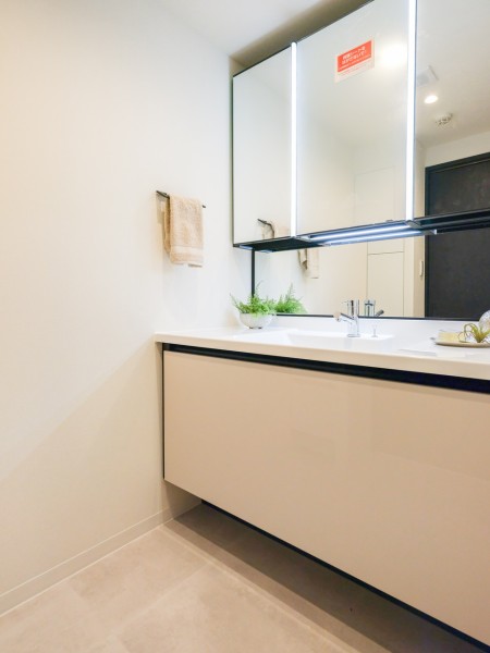 空間に美しく溶け込むスタイリッシュなデザインの洗面化粧台です。三面鏡は身だしなみチェックや、鏡裏の収納も便利です。