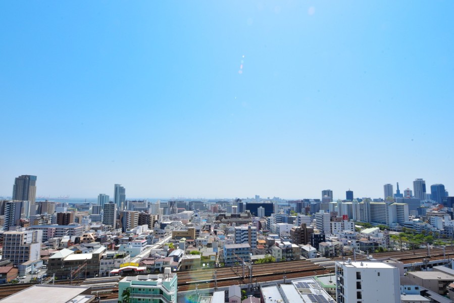 15階部分のお部屋からは大阪湾を望む開放的な眺めが広がります。過ぎていく時間と共に変化する大きな空を眺めながら、深呼吸をしたくなるような爽快な眺めです。