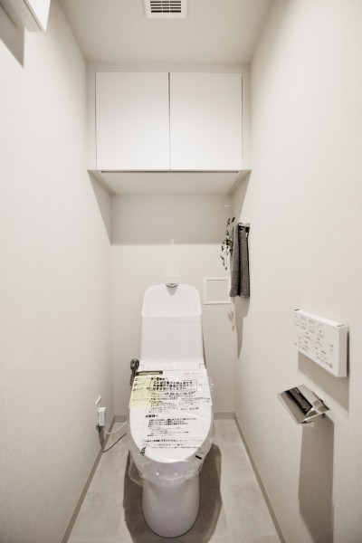 TOTO製ウォシュレット一体型のトイレ新規交換済みです。吊戸棚も設置致しましたので、洗剤類などの小物も収納でき、スッキリとした清潔な空間を保つことが出来ます。