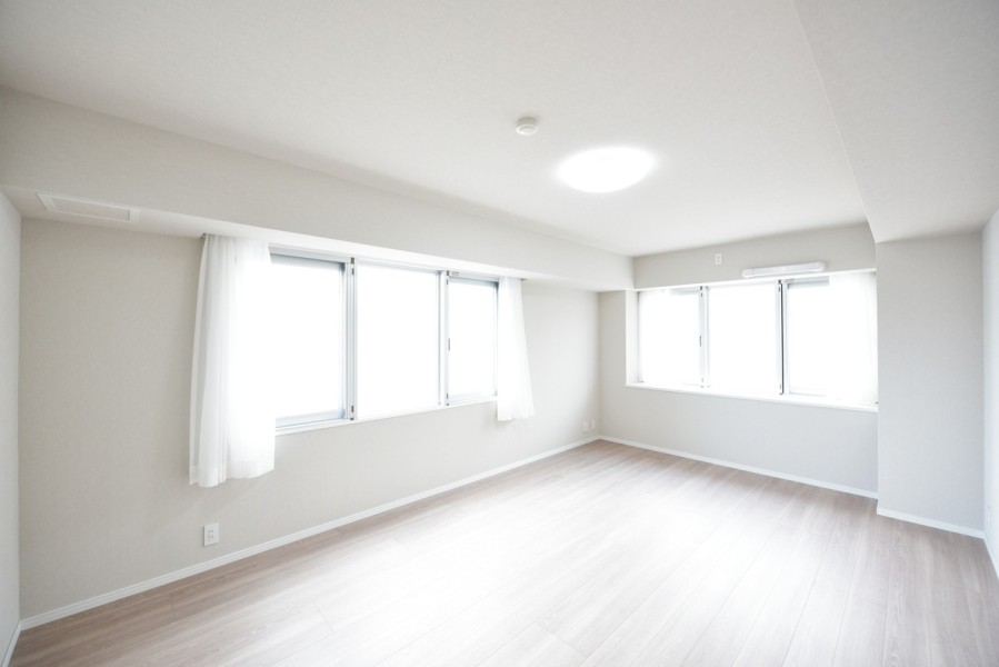 洋室1（約11.9帖）は二面採光で優しい光が入ります。凹凸もなく、すっきりとした室内で、家具の配置もしやすく、ベッドを置いても余裕がありそうです。主寝室におすすめです。