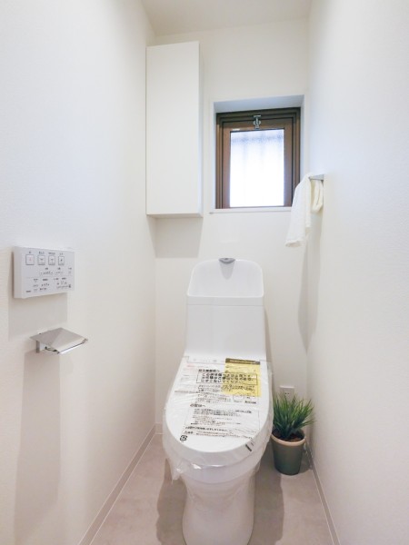 清潔感のある白を基調としたレストルームです。ウォシュレット一体型のトイレは、お掃除の手助けをしてくれる便利機能が搭載されています。