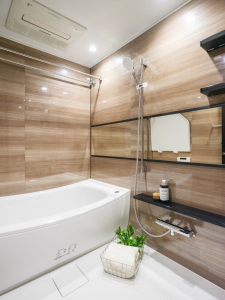 浴槽・洗い場共にゆとりのあるバスルームです。光沢感のある木目調のパネルが、より一層くつろぎと高級感を醸し出します。
