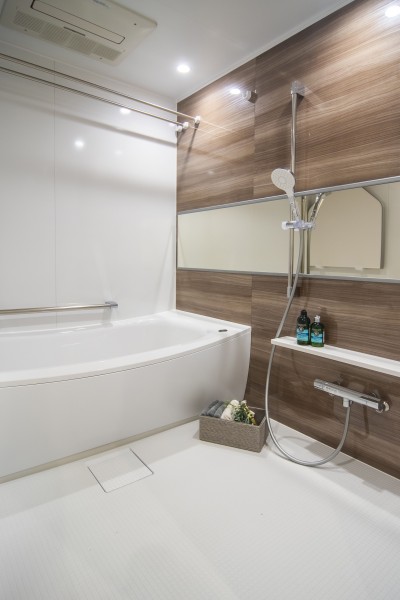 美しいカーブと全身を包み込むような入浴感が特長の浴槽や光沢感のある木目調タイルによって、より一層くつろぎの空間が演出されるバスルームです。