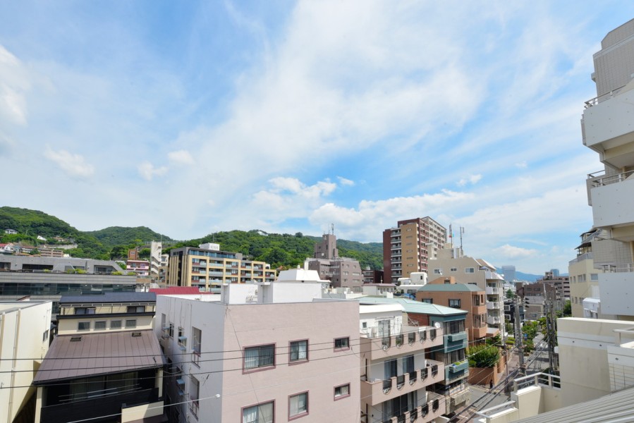 北側には六甲山系の山々を望む眺望があります。海と山が近い神戸の街で、どちらの魅力も感じながら生活できます。落ち着いた住宅街ですが、アクセスも便利です。