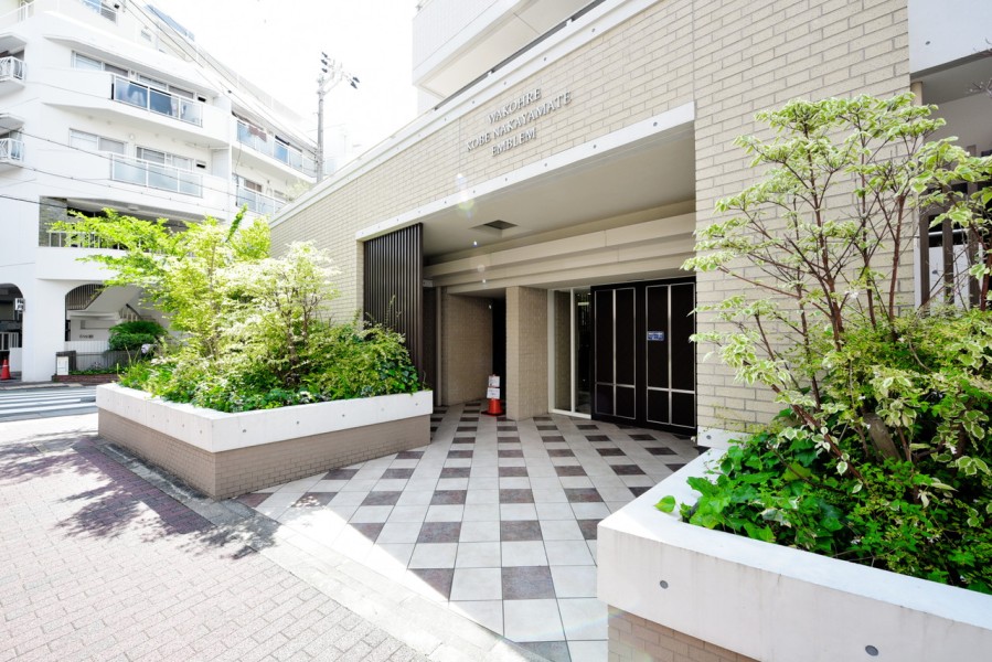 ベージュとホワイトの爽やかなタイル貼りの建物で、エントランスも美しく保たれています。北野・三宮・元町・旧居留地など神戸の魅力を味わえるエリアにもアクセスしやすい立地です。