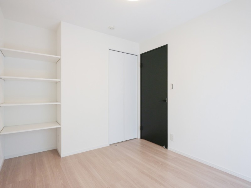 凹凸が少なく家具の配置がしやすい空間です。備え付けの棚は収納はもちろん、お気に入りのアイテムのディスプレイにもぴったりです。