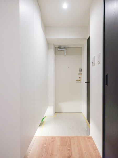 フットライトが足元をやさしく照らすシューズインクローゼット付きの玄関です。住まいの顔になる玄関は、白を基調に爽やかな空間を演出します。