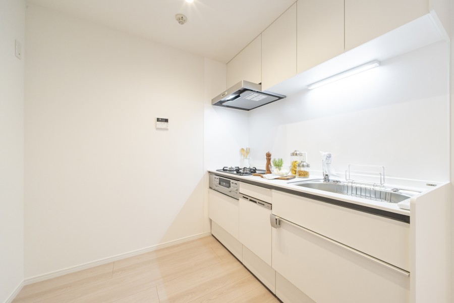 LIXIL製システムキッチン(食器洗浄乾燥機付)を新規設置しました。白を基調とした明るいキッチンです。
