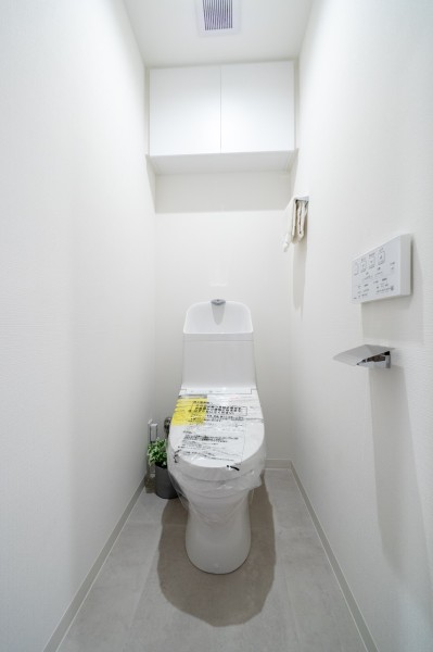 優れた節水効果や汚れが付きにくい便座など、ほしかった機能が揃ったウォシュレット一体型トイレです。ペーパーや掃除用品の収納に便利な吊戸棚を備え付けました。