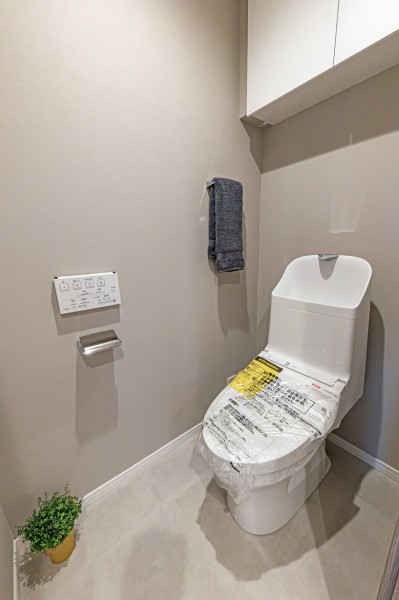 シックでまとめられたレストルームは安らぎのスペースです。ウォシュレット一体型のトイレは、お掃除の手助けをしてくれる便利機能が搭載されています。